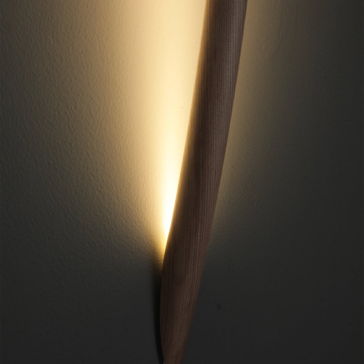 Evvinos zeitgenössische minimalistische lineare Holz-Wandleuchte
