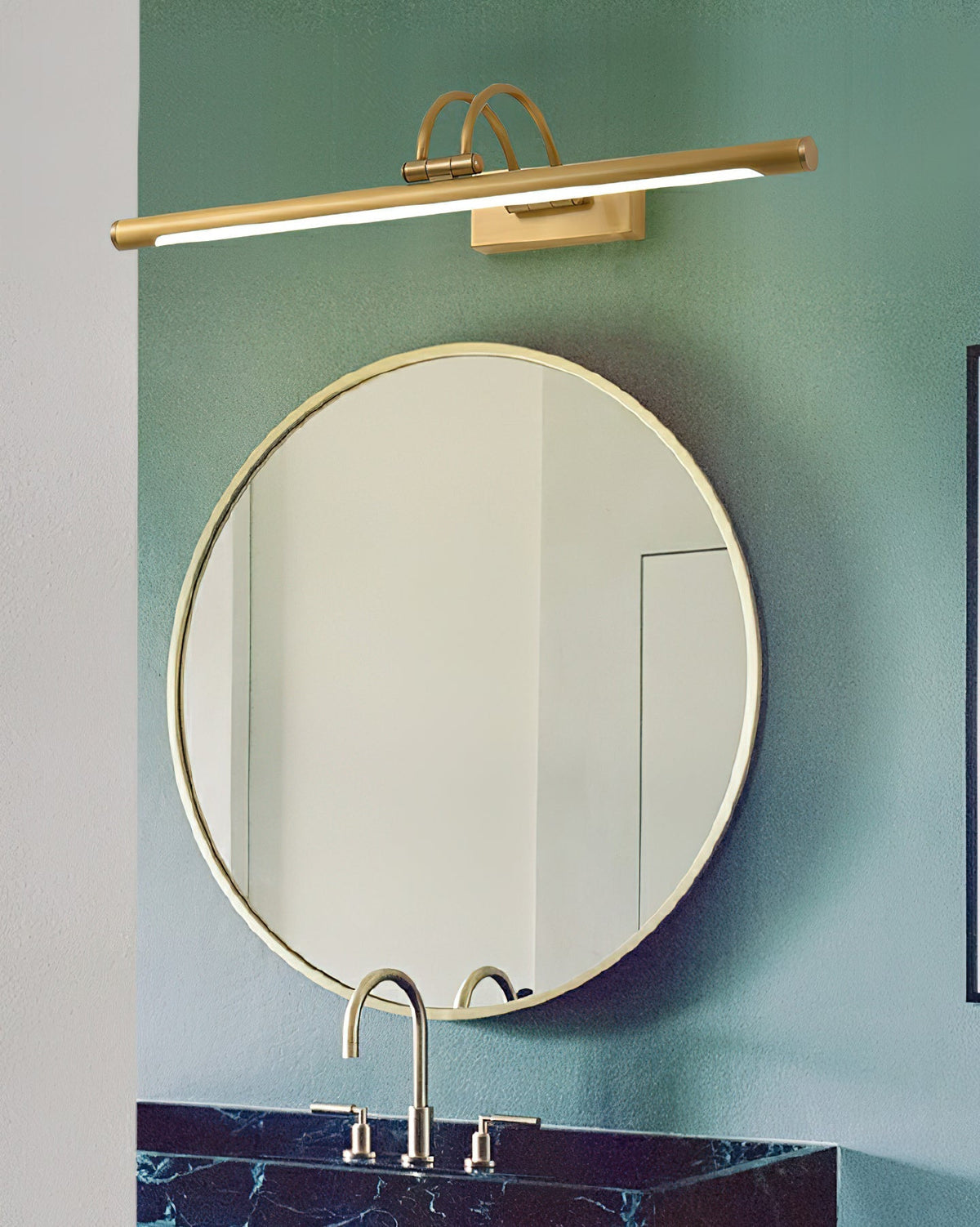 Solarielle Linear Wandleuchte aus Messing für das Waschtischbecken