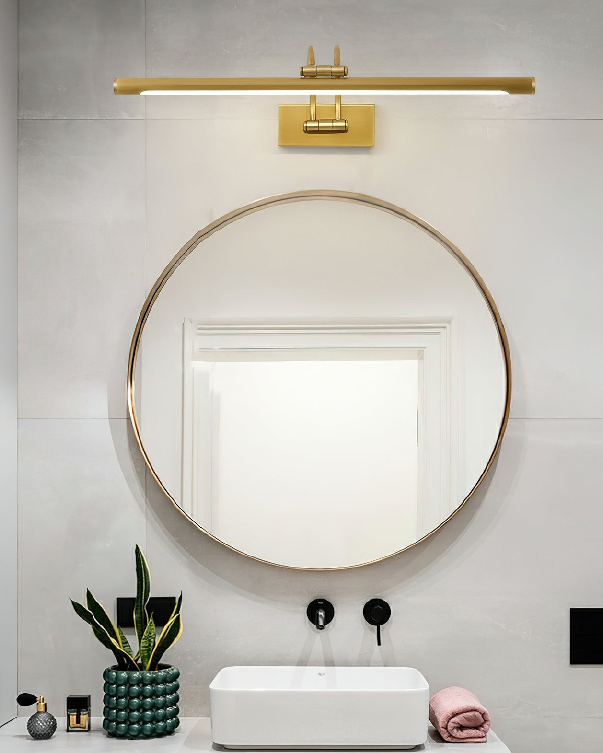 Solarielle Linear Wandleuchte aus Messing für das Waschtischbecken