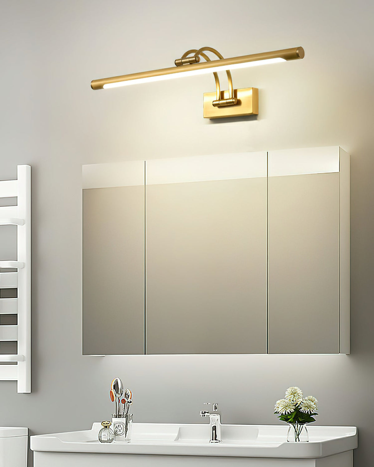 Solarielle Linear Wandleuchte aus Messing für das Waschtischbecken