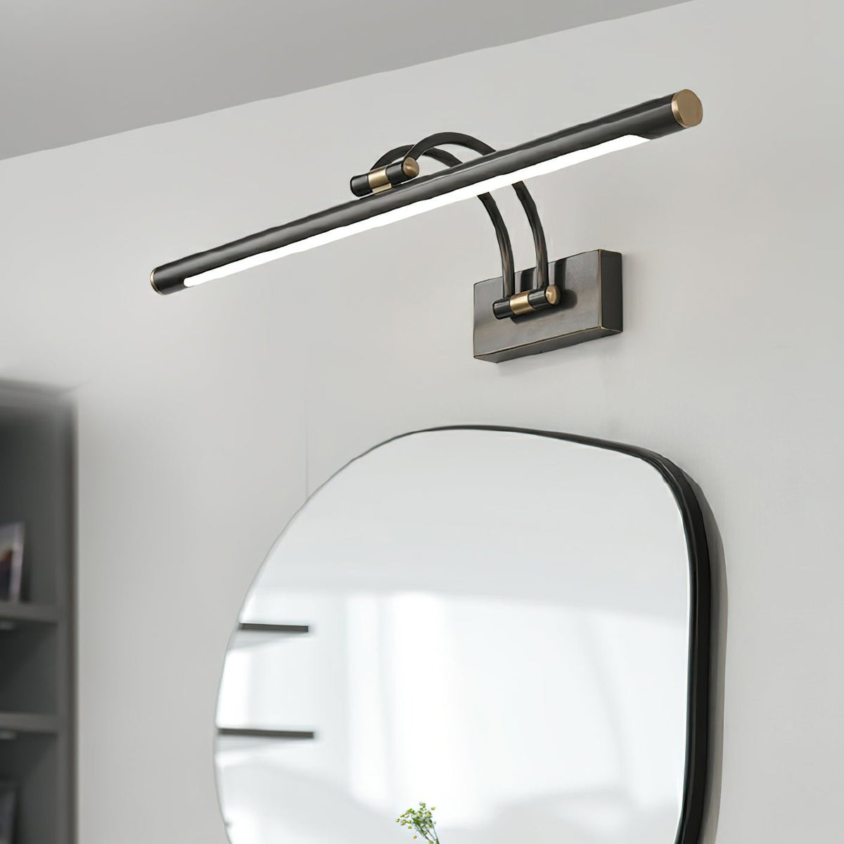 Solarielle Linear Wandleuchte aus Messing für das Waschtischbecken