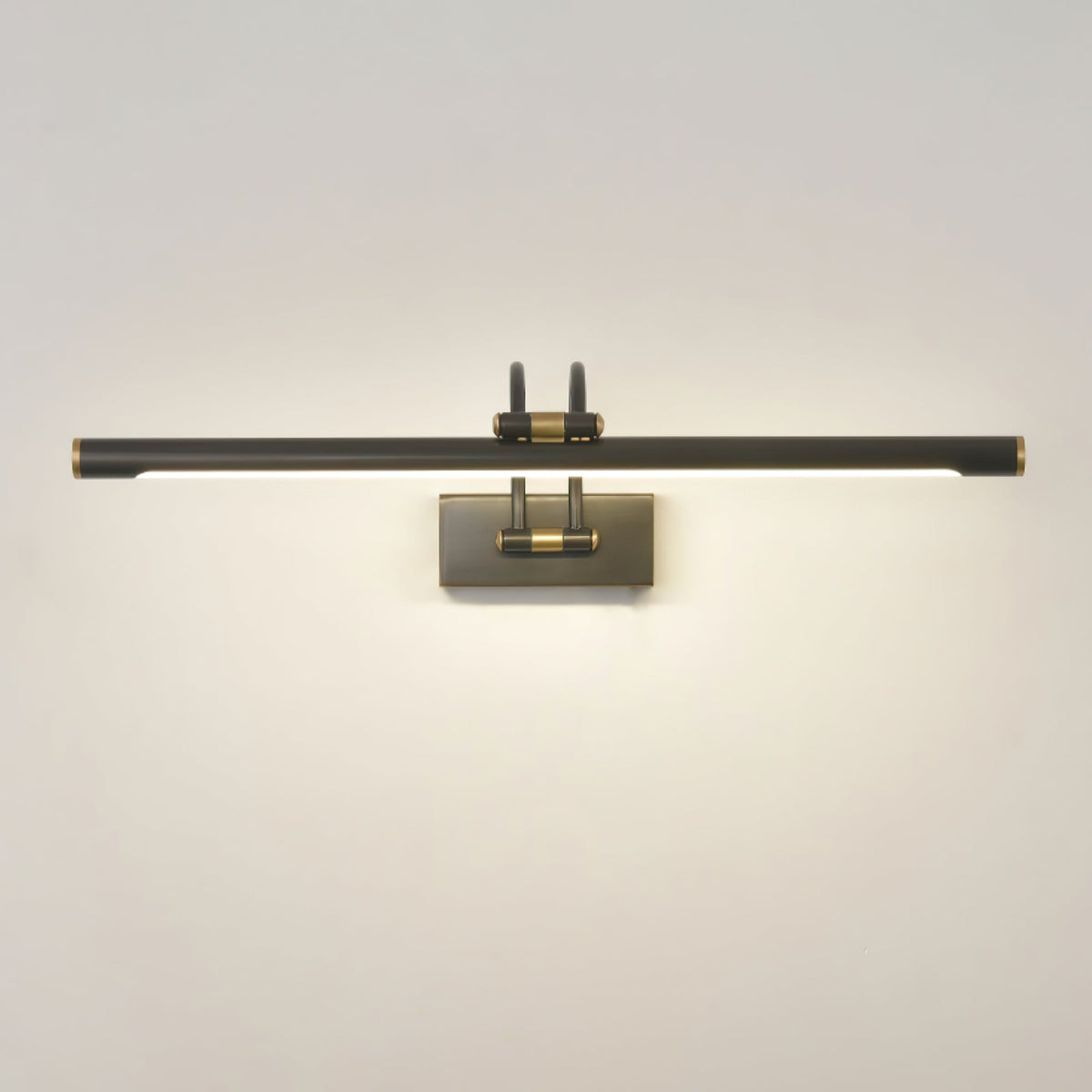 Solarielle Linear Wandleuchte aus Messing für das Waschtischbecken