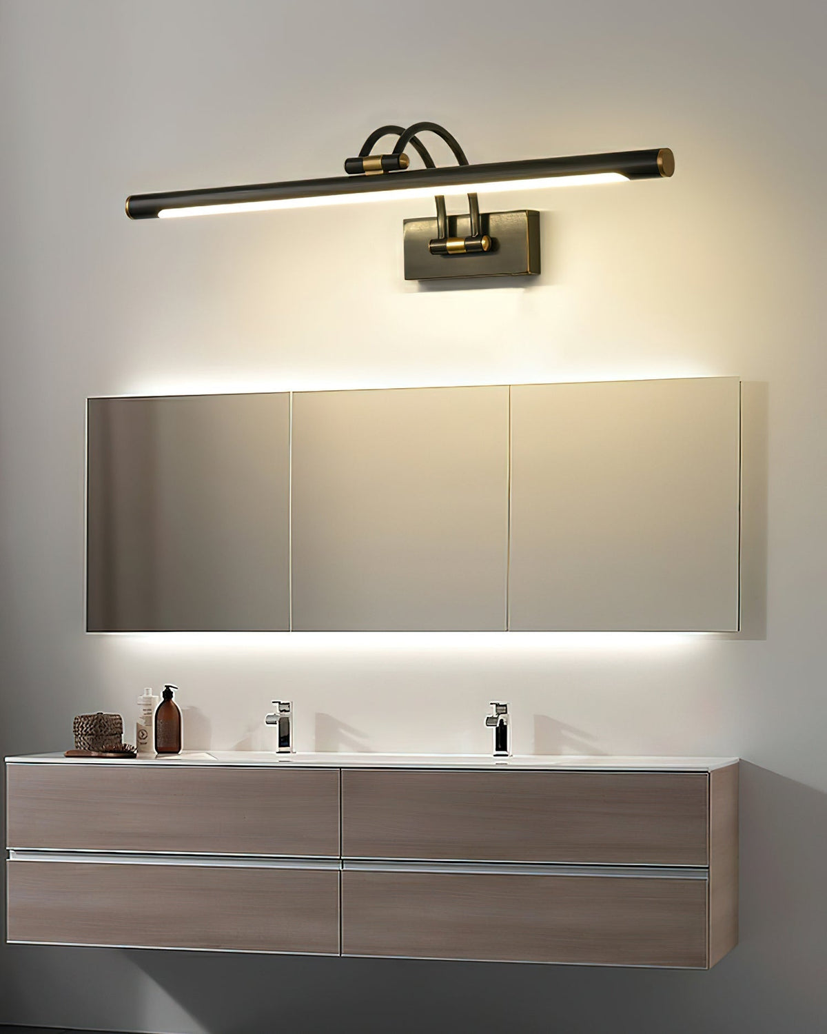 Solarielle Linear Wandleuchte aus Messing für das Waschtischbecken