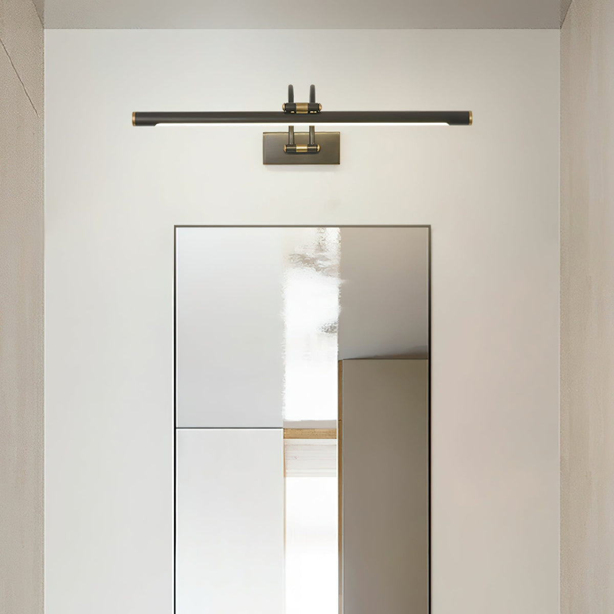 Solarielle Linear Wandleuchte aus Messing für das Waschtischbecken