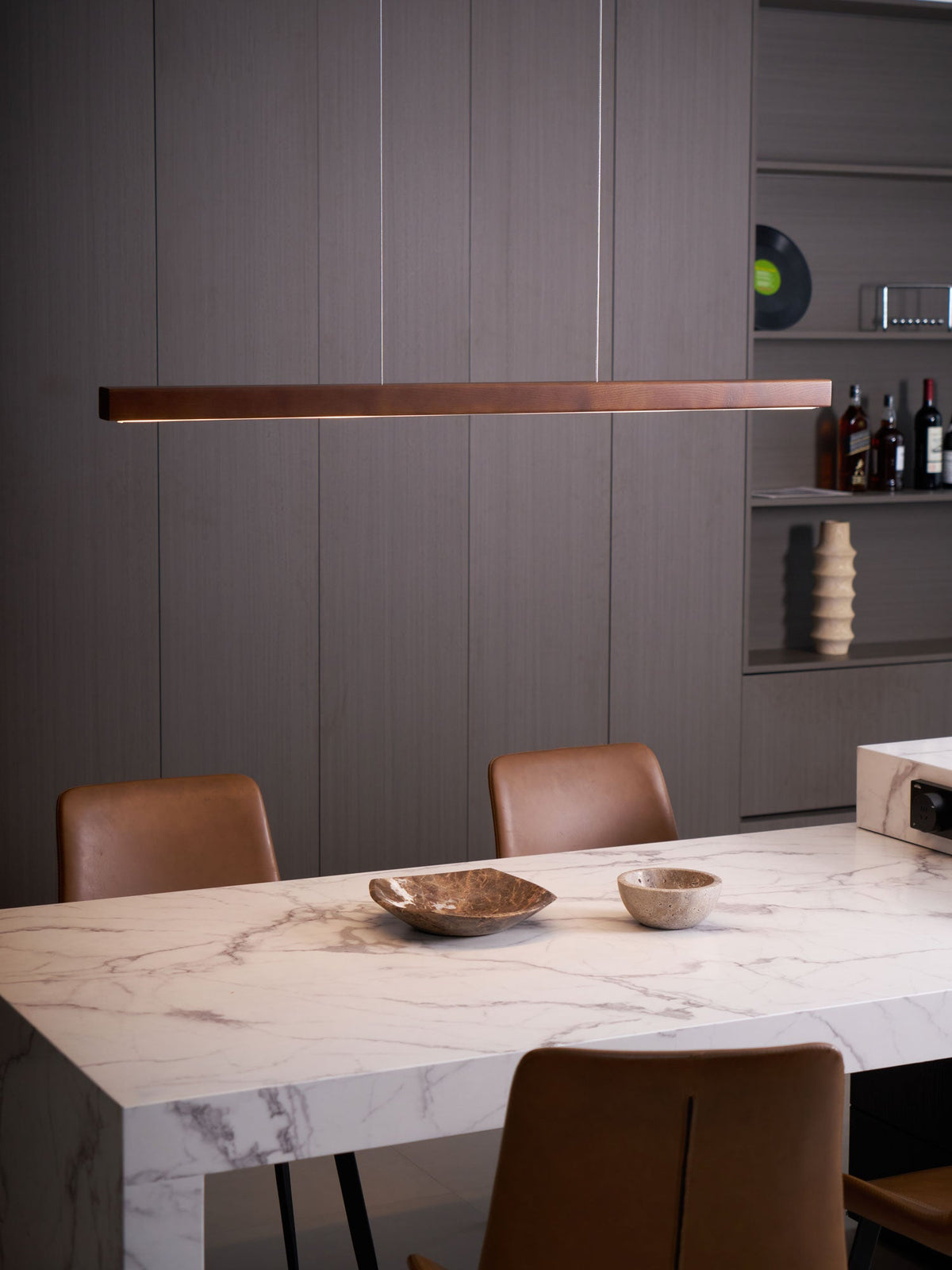 Rinalina lineare minimalistische Pendelleuchte aus Holz in Holz