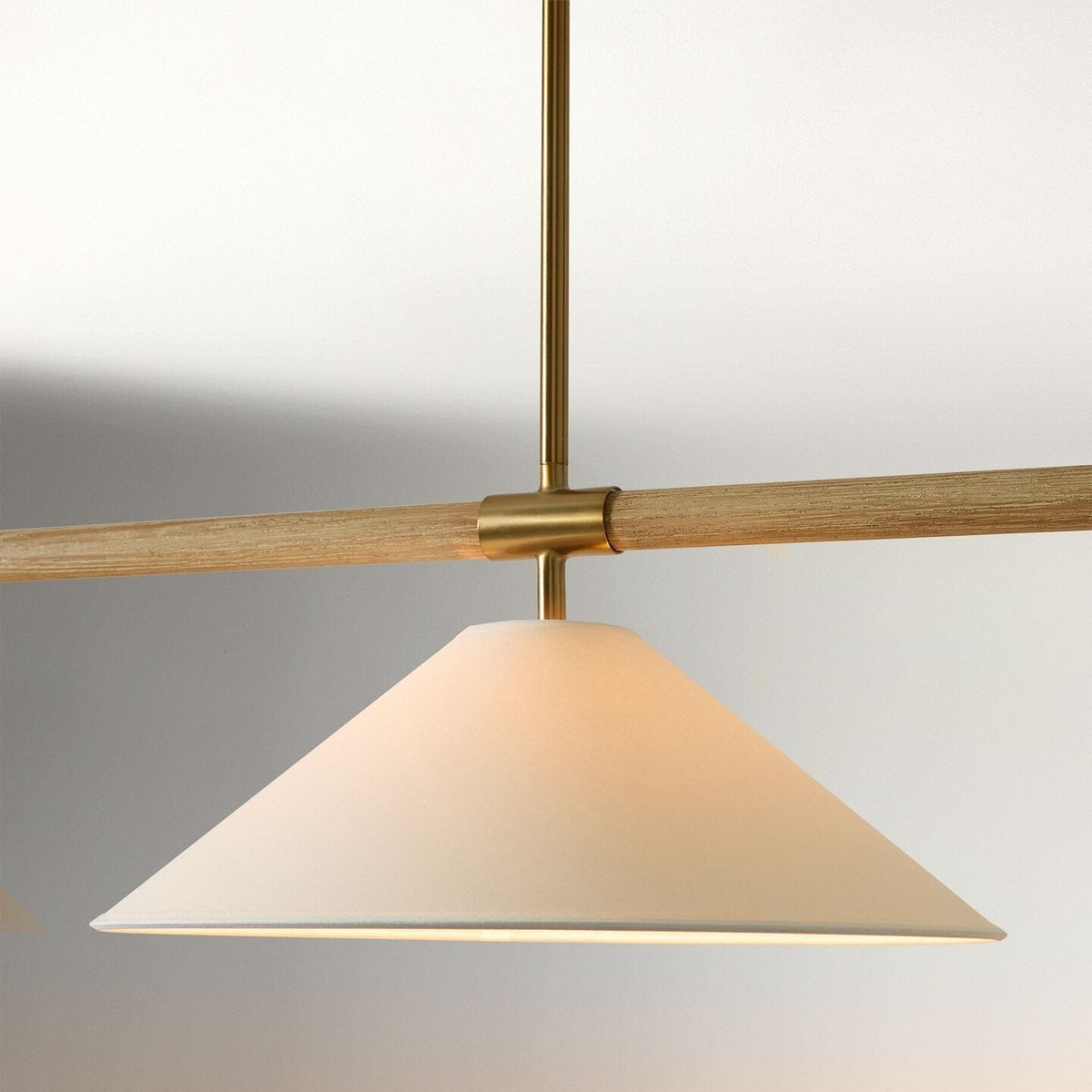 Linearer Kronleuchter in Leinenform