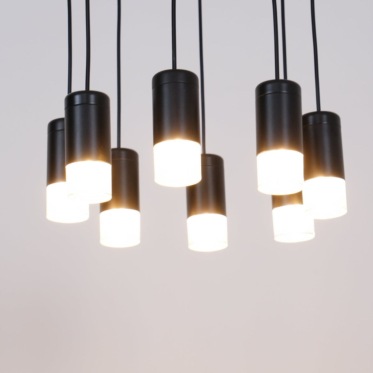 Tevenq Kronleuchter Lines Schwarz Drahtgestell LED