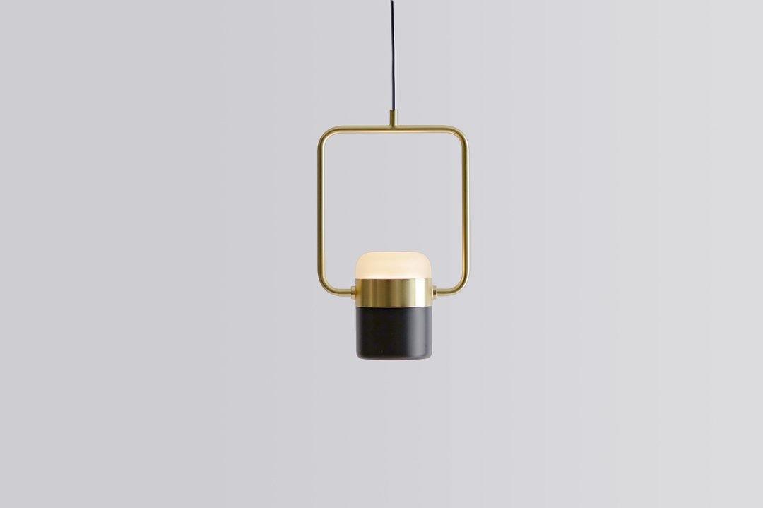 Lirael Pendelleuchte verstellbar aus Glas mit Messing