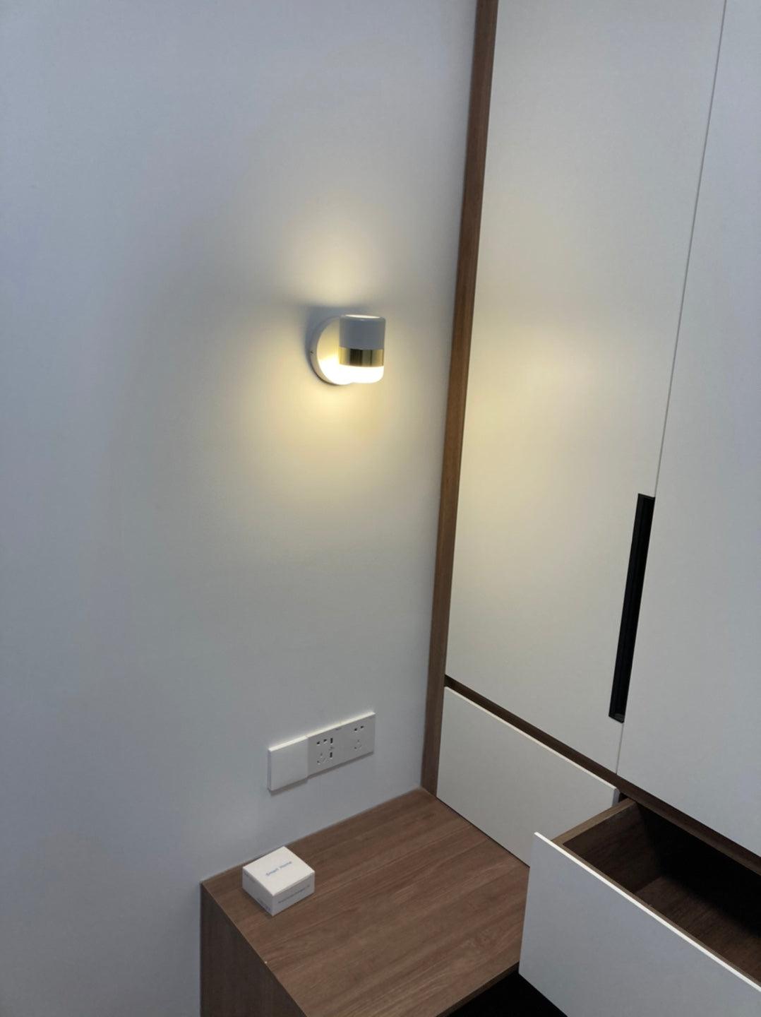 Liorinora Wandleuchte aus Schwarzem Glas mit verstellbarem Lampenschirm