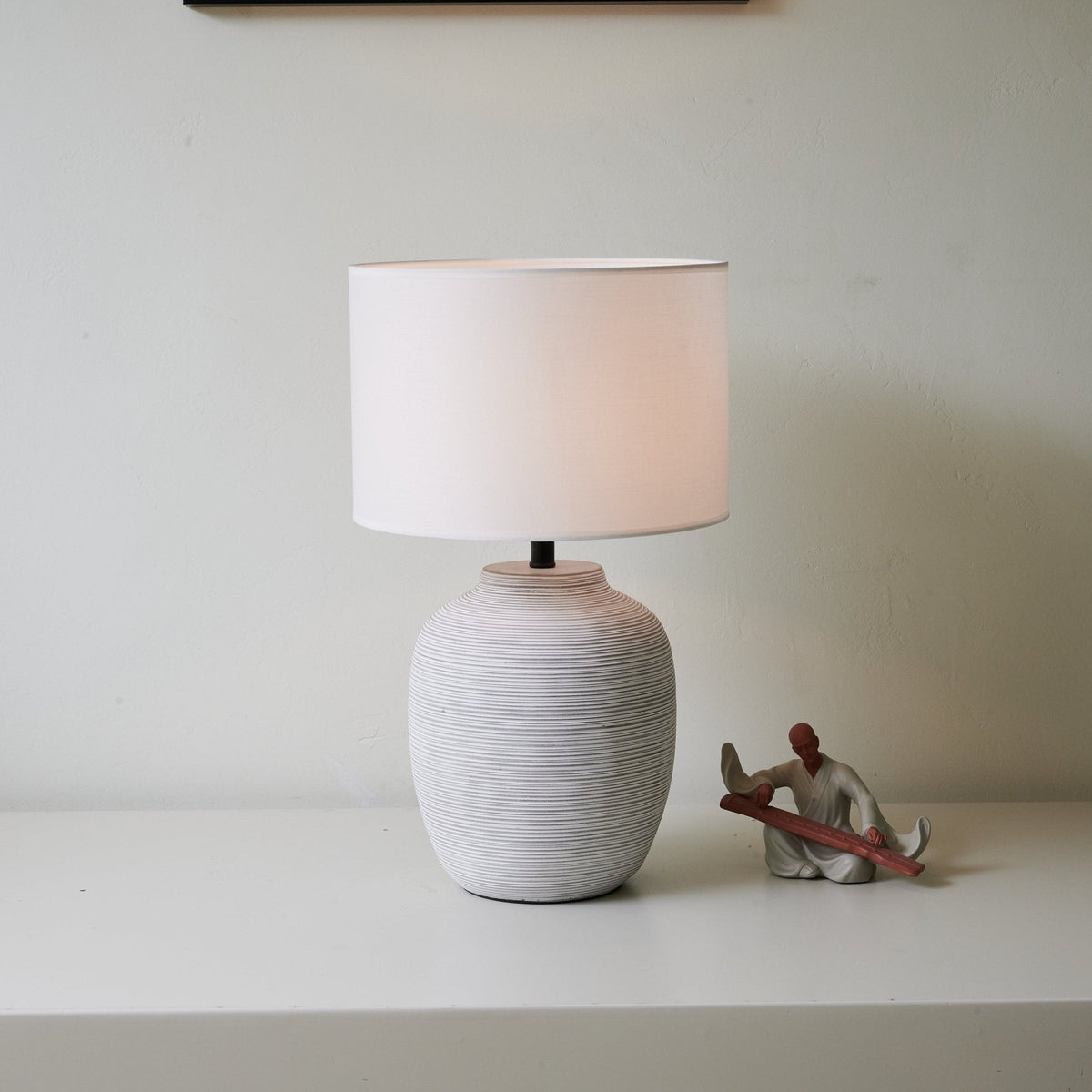 Edward Tischleuchte aus Keramik im minimalistischen Stil