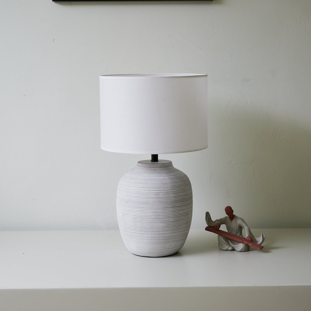 Edward Tischleuchte aus Keramik im minimalistischen Stil