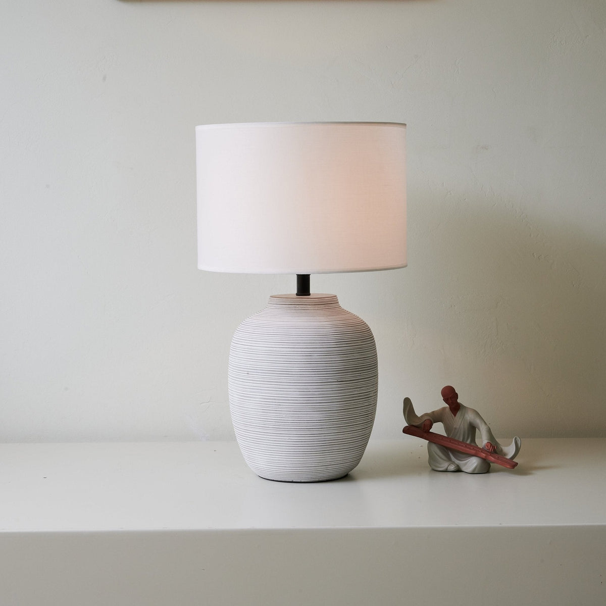 Edward Tischleuchte aus Keramik im minimalistischen Stil