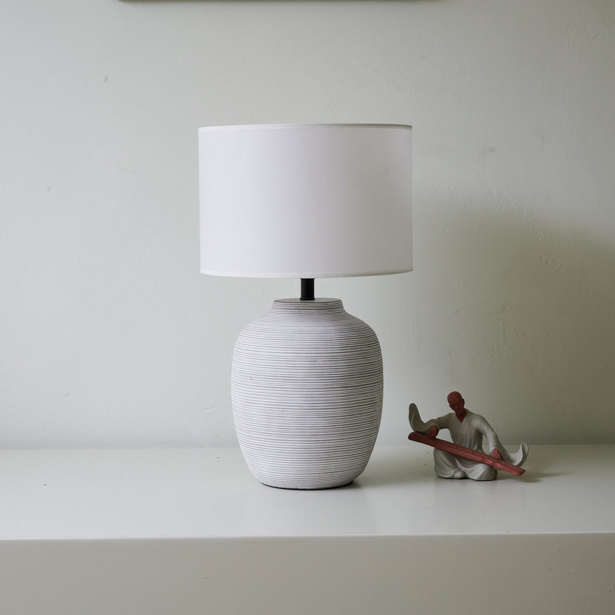 Edward Tischleuchte aus Keramik im minimalistischen Stil