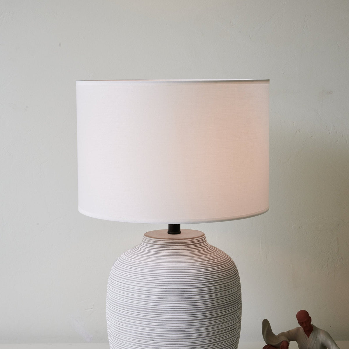Edward Tischleuchte aus Keramik im minimalistischen Stil
