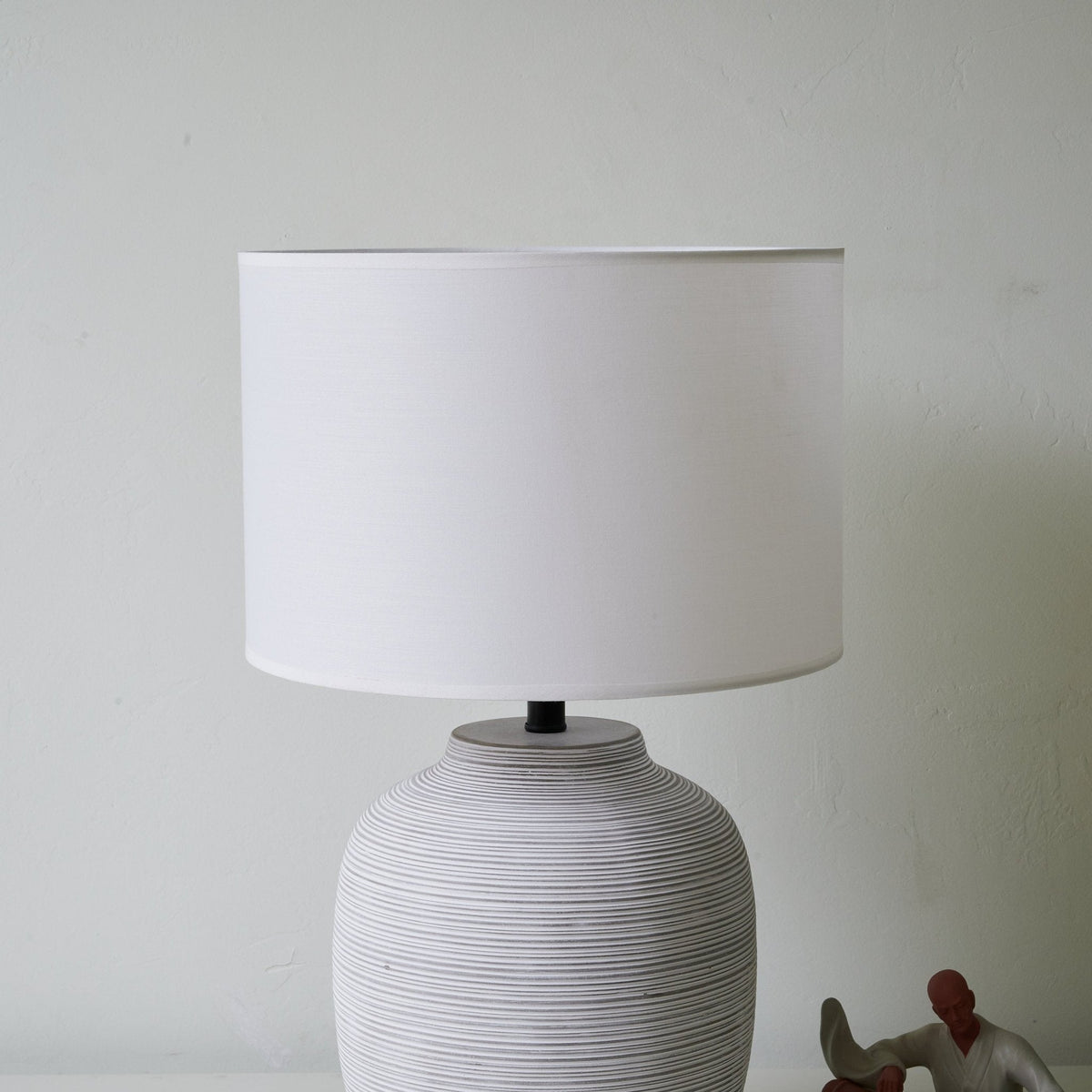 Edward Tischleuchte aus Keramik im minimalistischen Stil