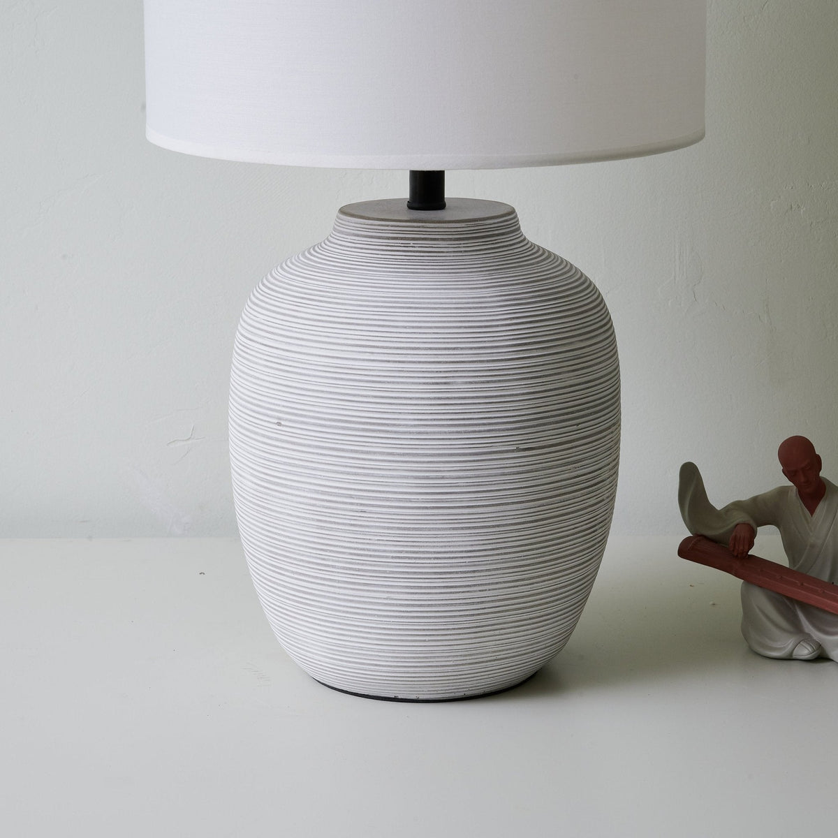 Edward Tischleuchte aus Keramik im minimalistischen Stil