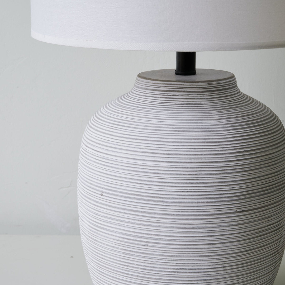 Edward Tischleuchte aus Keramik im minimalistischen Stil