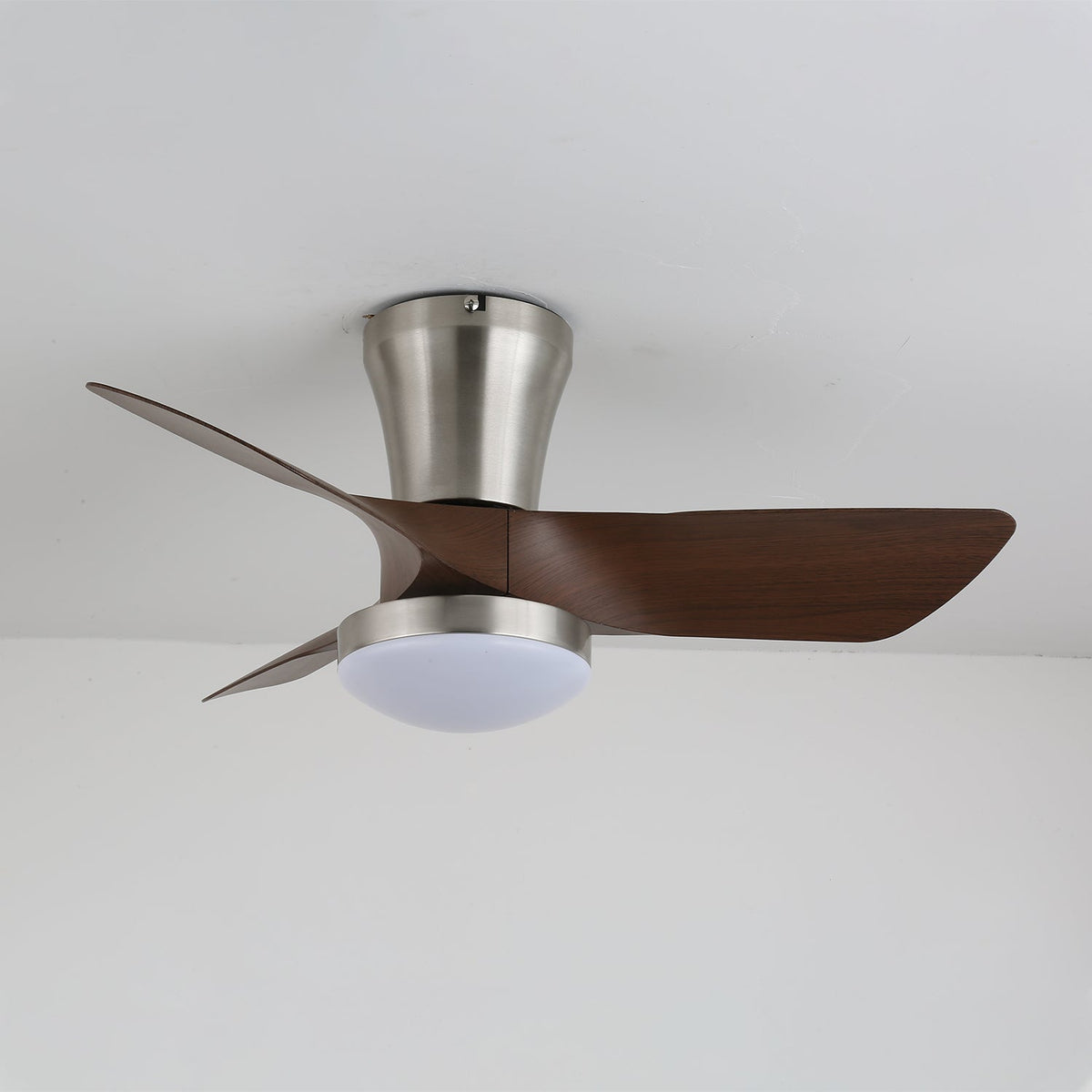 Trivon Deckenventilator mit Beleuchtung aus Holz