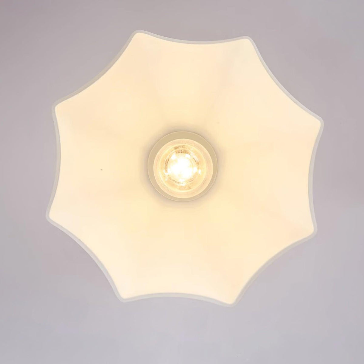 Veya flache Deckenleuchte aus Messing mit Milchglas