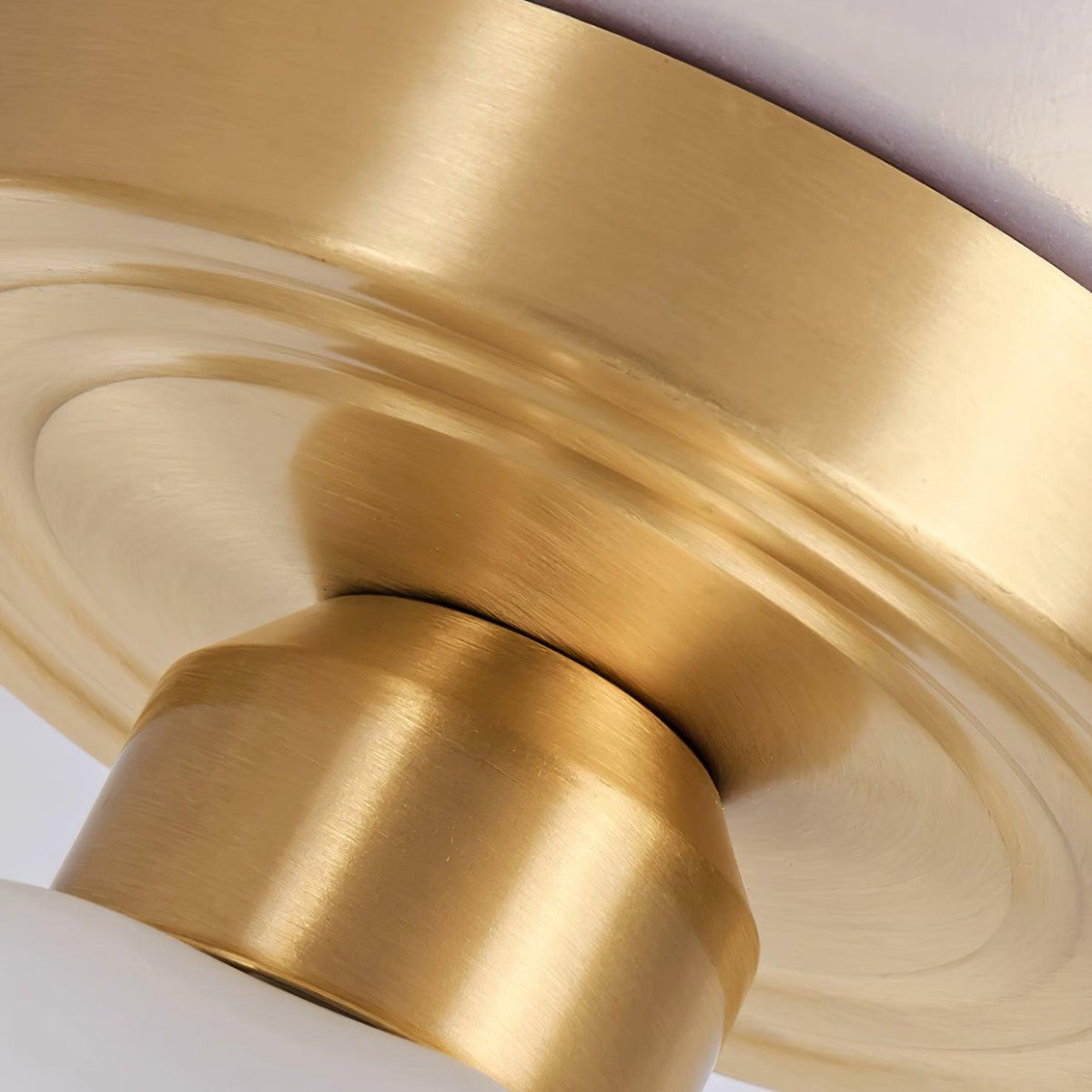 Veya flache Deckenleuchte aus Messing mit Milchglas