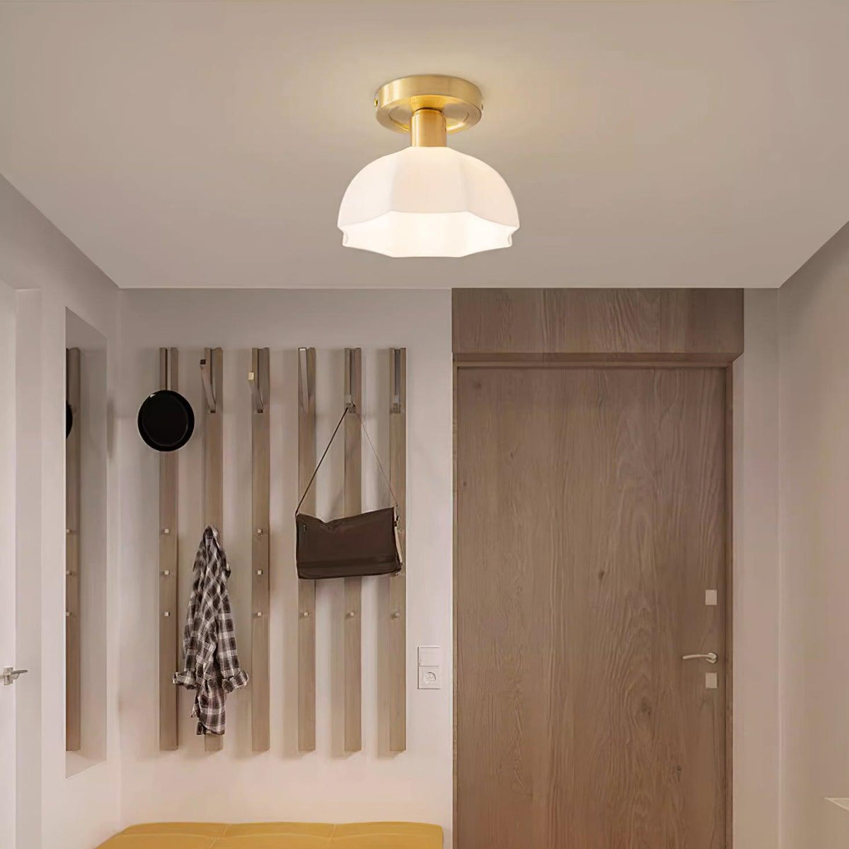 Veya flache Deckenleuchte aus Messing mit Milchglas
