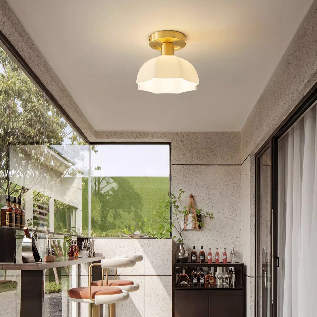 Veya flache Deckenleuchte aus Messing mit Milchglas