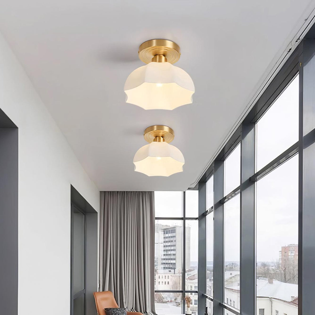 Veya flache Deckenleuchte aus Messing mit Milchglas