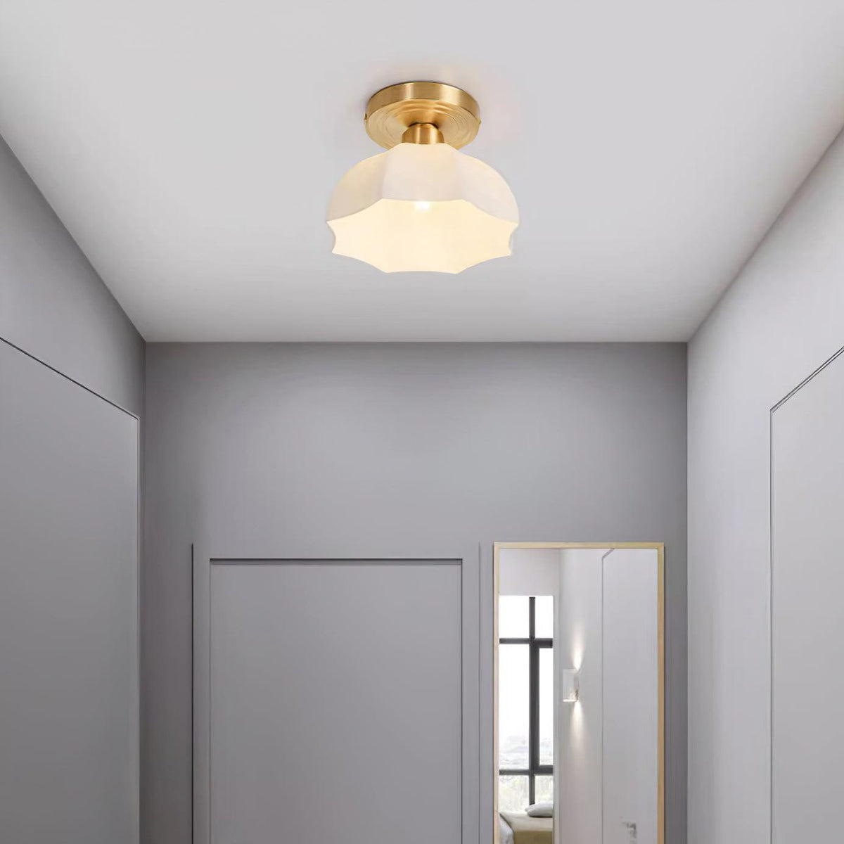 Veya flache Deckenleuchte aus Messing mit Milchglas