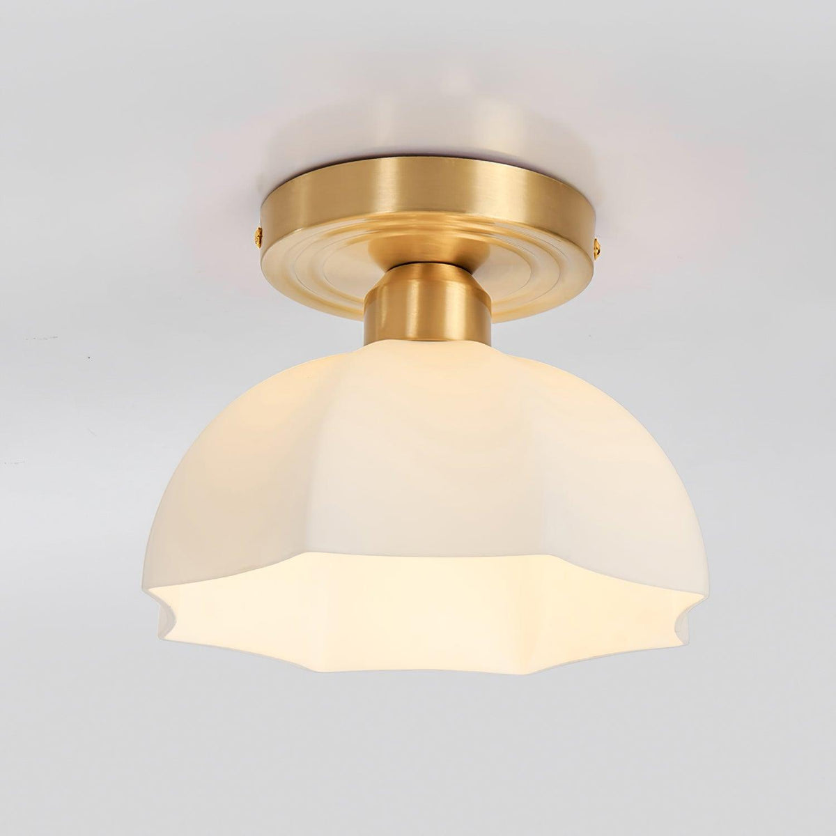 Veya flache Deckenleuchte aus Messing mit Milchglas