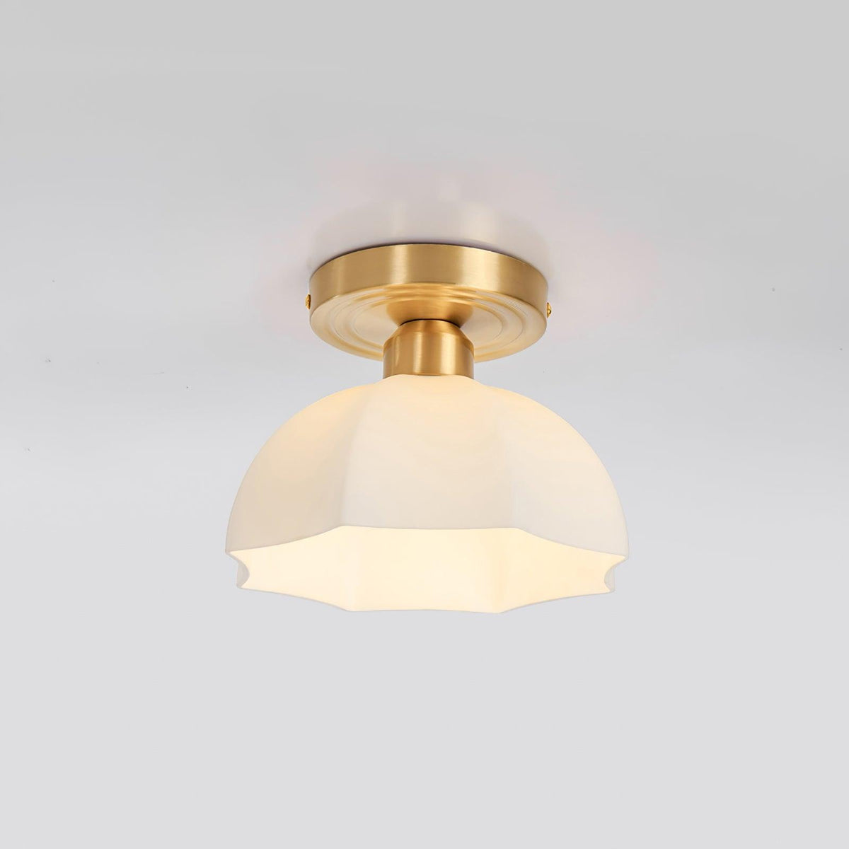 Veya flache Deckenleuchte aus Messing mit Milchglas