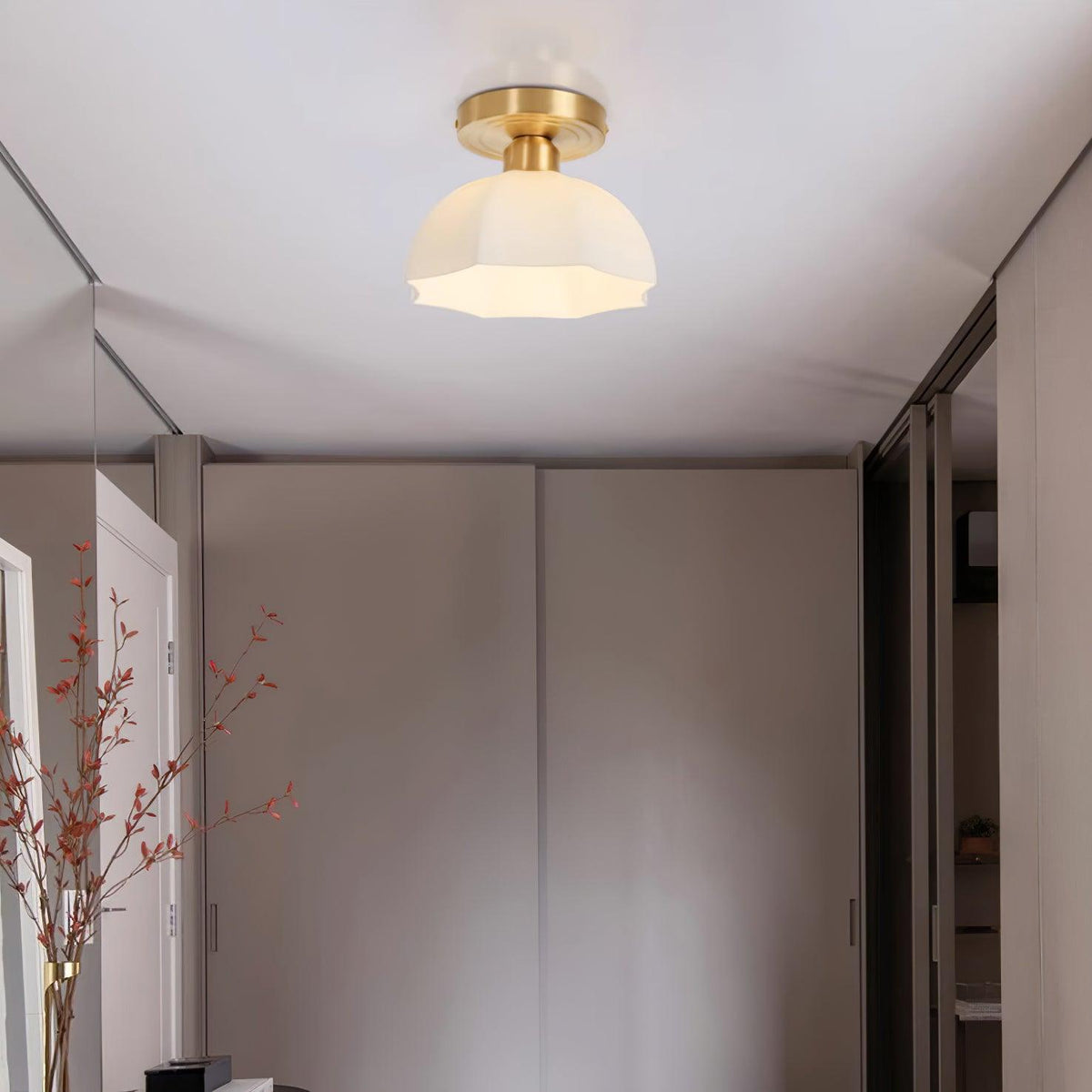 Veya flache Deckenleuchte aus Messing mit Milchglas