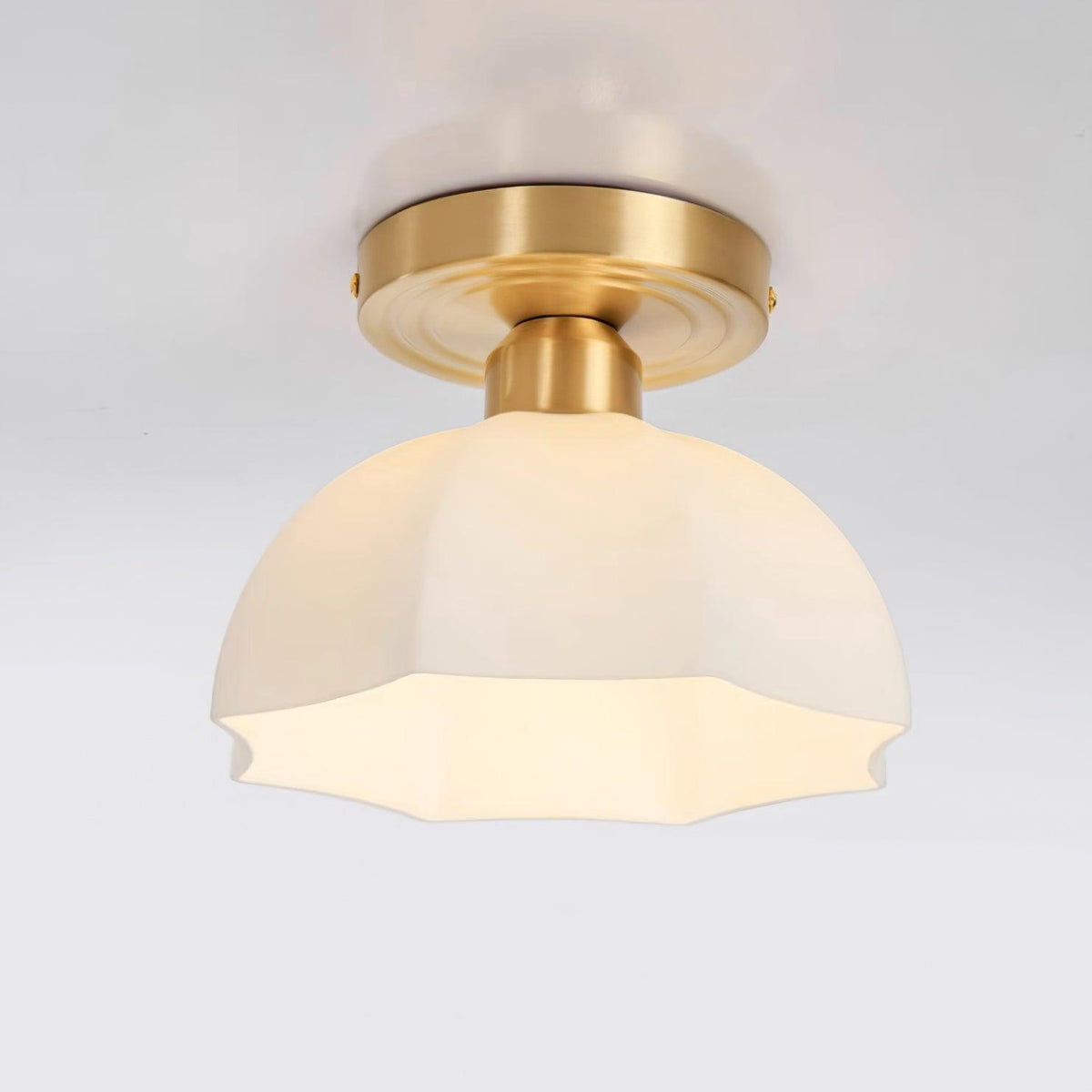 Veya flache Deckenleuchte aus Messing mit Milchglas