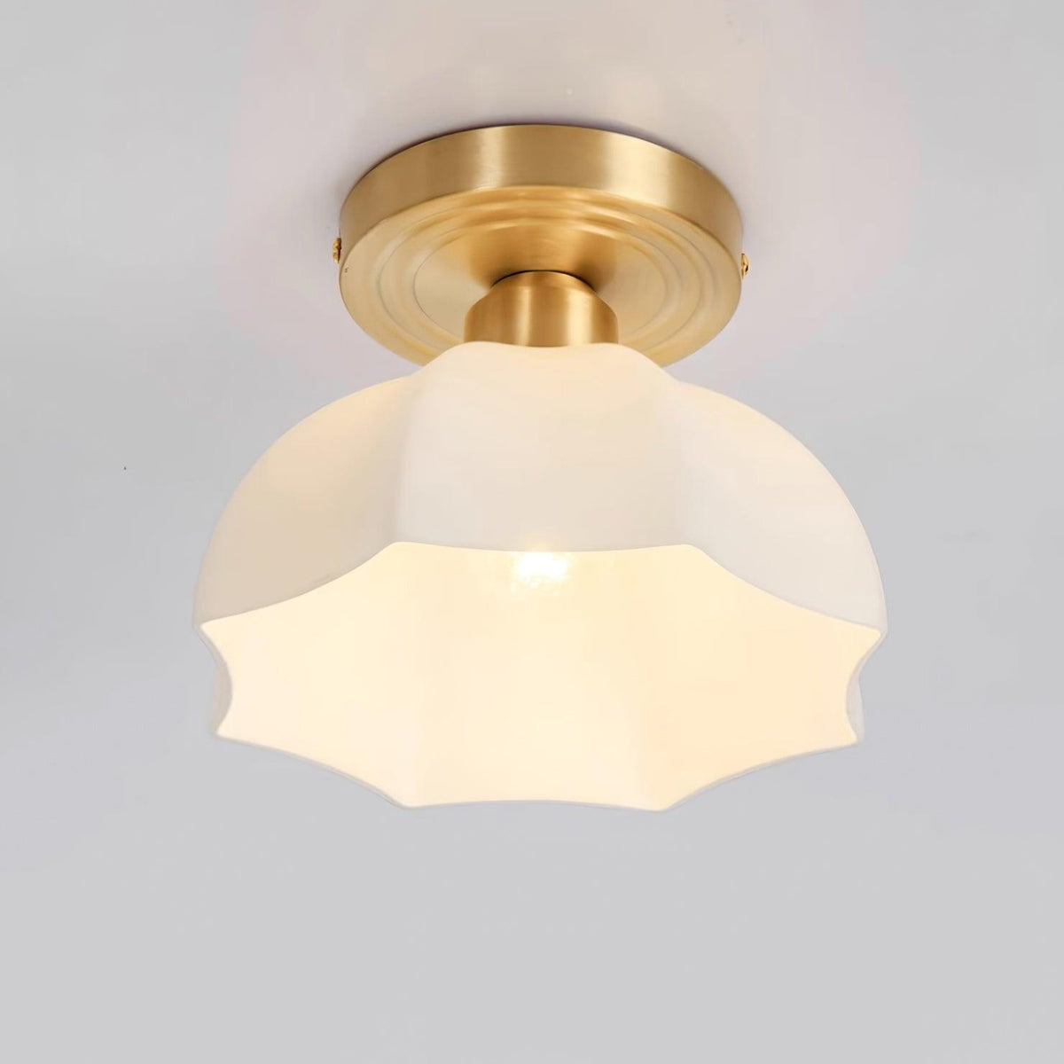 Veya flache Deckenleuchte aus Messing mit Milchglas