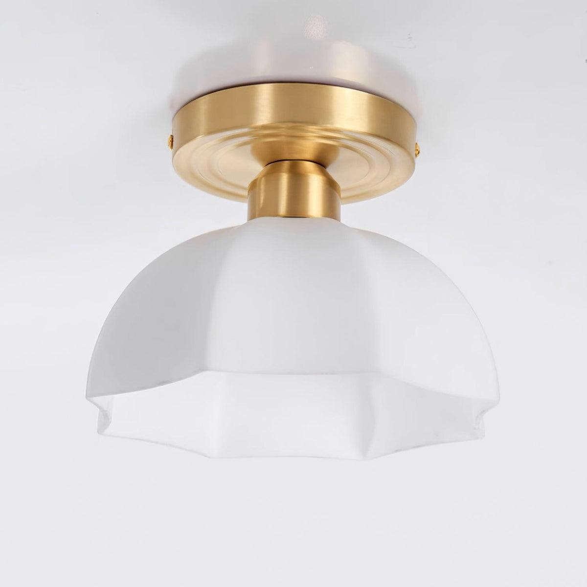 Veya flache Deckenleuchte aus Messing mit Milchglas