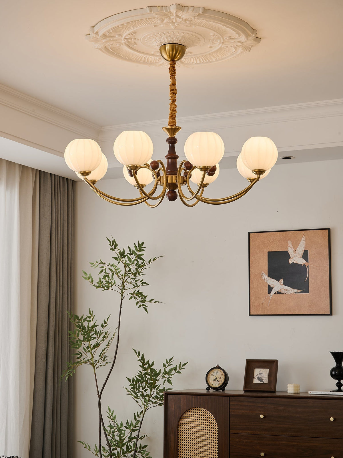 Omirara Kronleuchter im Vintage-Stil aus Holz mit traditionellem Eleganzcharakter