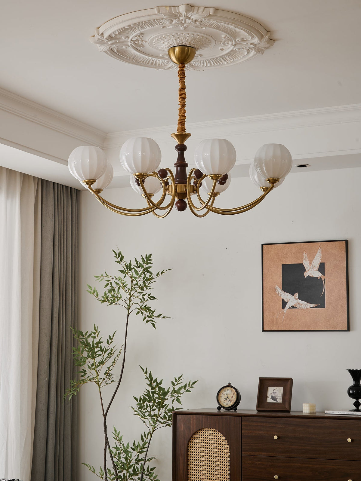 Omirara Kronleuchter im Vintage-Stil aus Holz mit traditionellem Eleganzcharakter