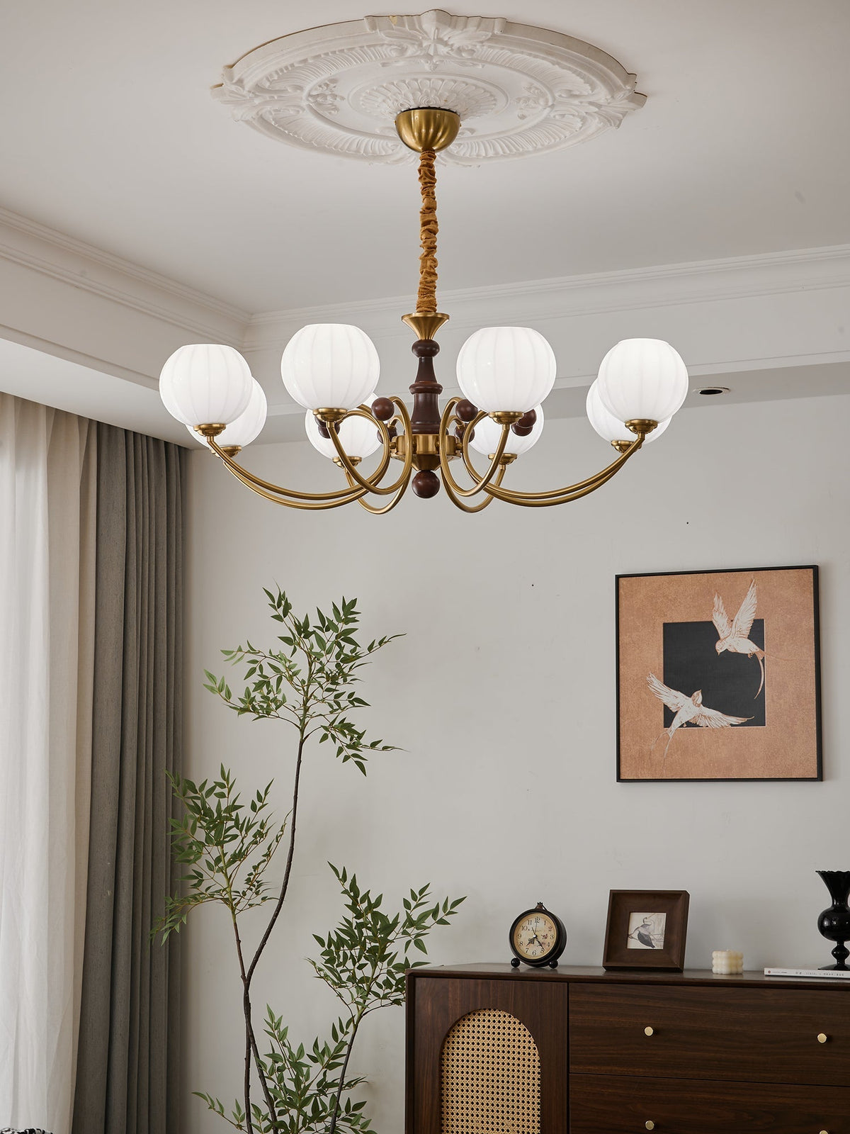 Omirara Kronleuchter im Vintage-Stil aus Holz mit traditionellem Eleganzcharakter
