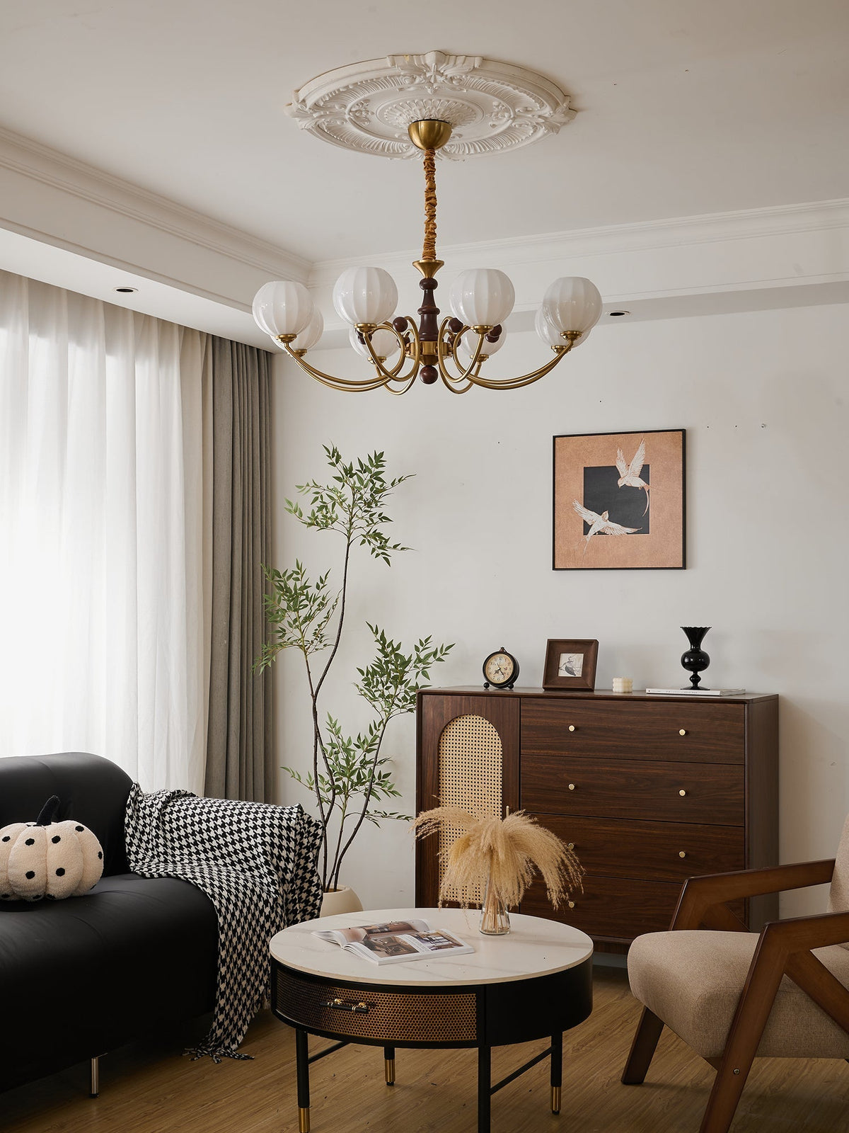 Omirara Kronleuchter im Vintage-Stil aus Holz mit traditionellem Eleganzcharakter