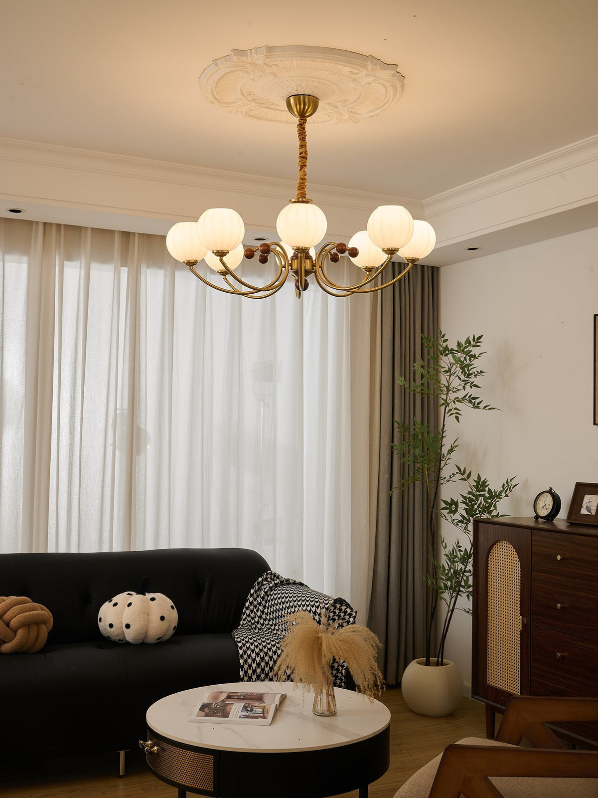 Omirara Kronleuchter im Vintage-Stil aus Holz mit traditionellem Eleganzcharakter