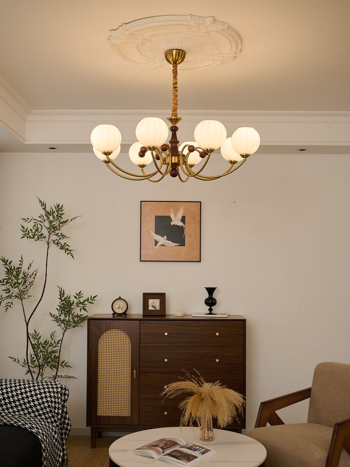 Omirara Kronleuchter im Vintage-Stil aus Holz mit traditionellem Eleganzcharakter