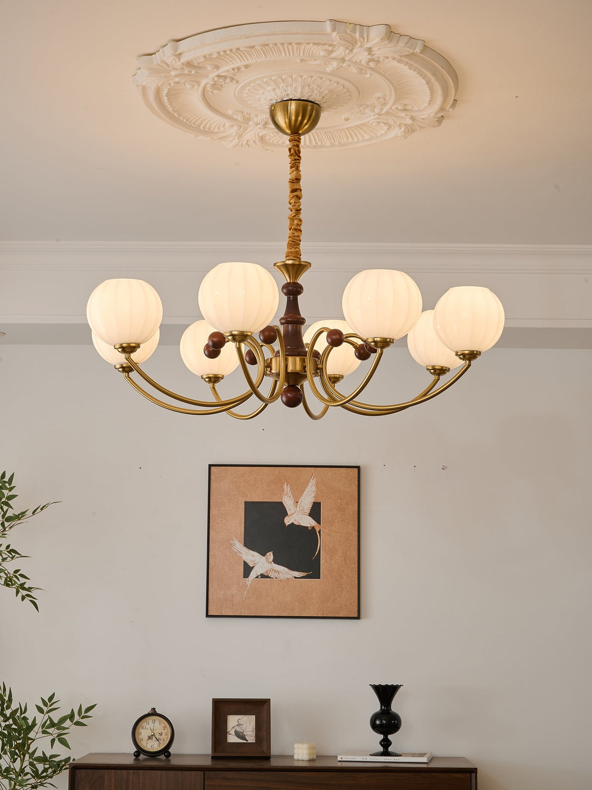 Omirara Kronleuchter im Vintage-Stil aus Holz mit traditionellem Eleganzcharakter