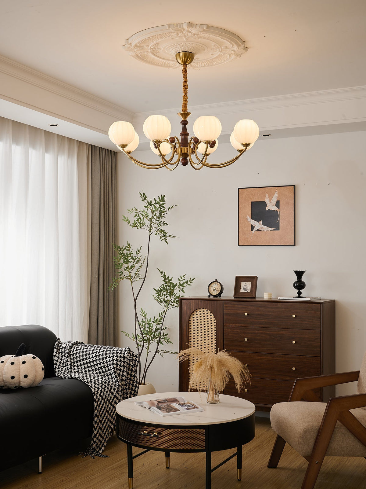 Omirara Kronleuchter im Vintage-Stil aus Holz mit traditionellem Eleganzcharakter