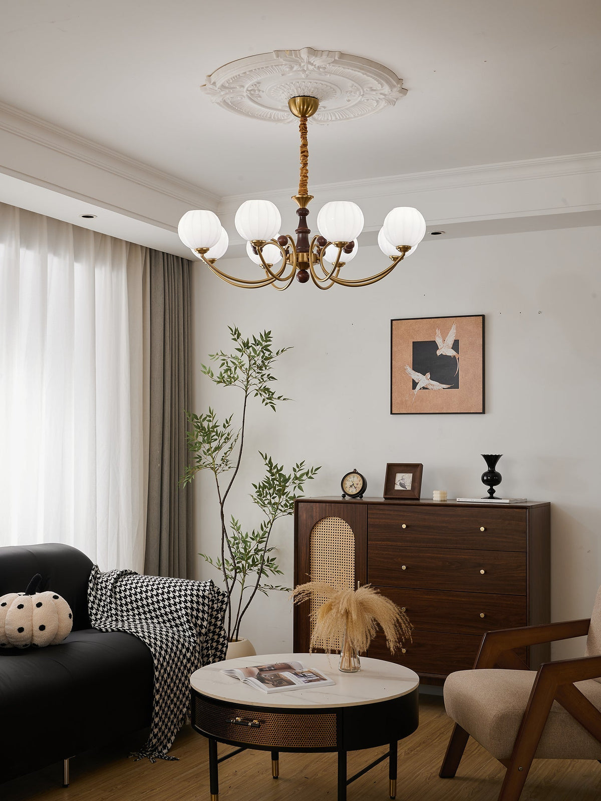 Omirara Kronleuchter im Vintage-Stil aus Holz mit traditionellem Eleganzcharakter