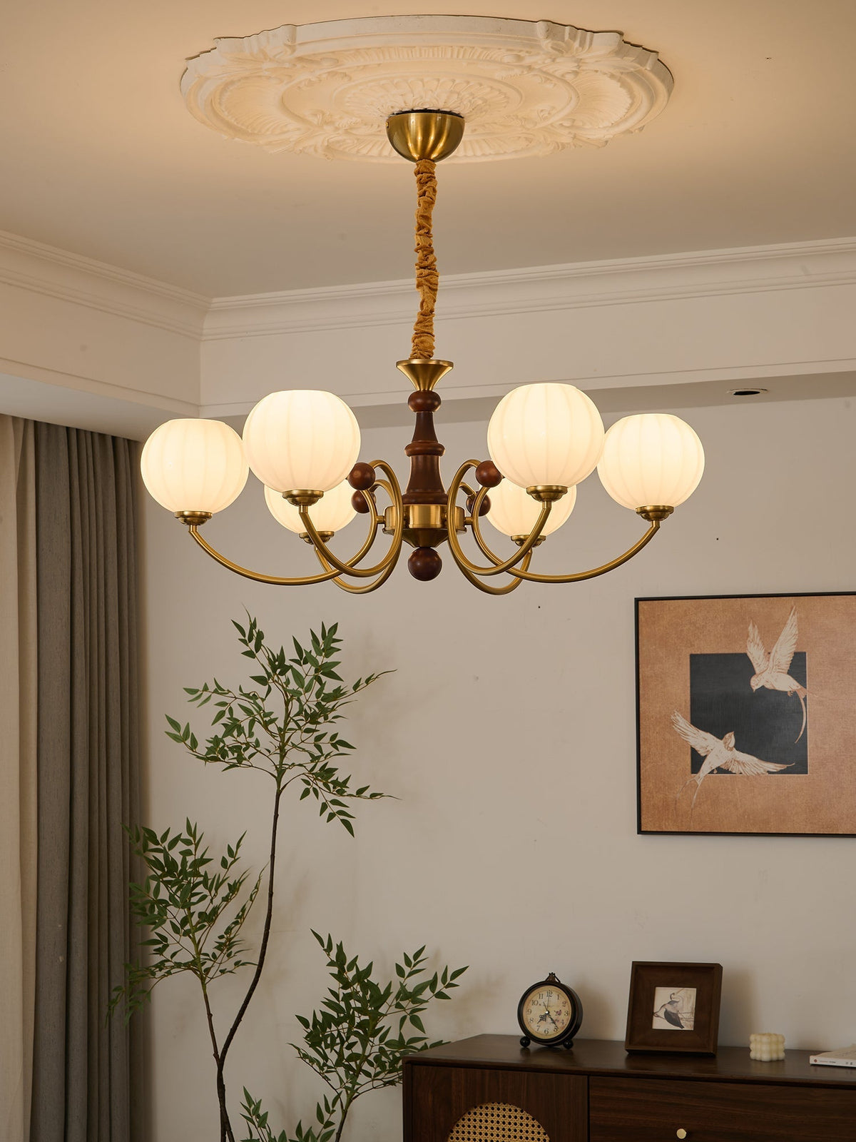 Omirara Kronleuchter im Vintage-Stil aus Holz mit traditionellem Eleganzcharakter