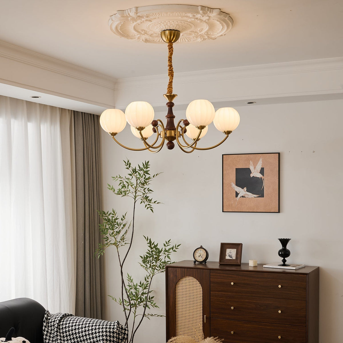 Omirara Kronleuchter im Vintage-Stil aus Holz mit traditionellem Eleganzcharakter