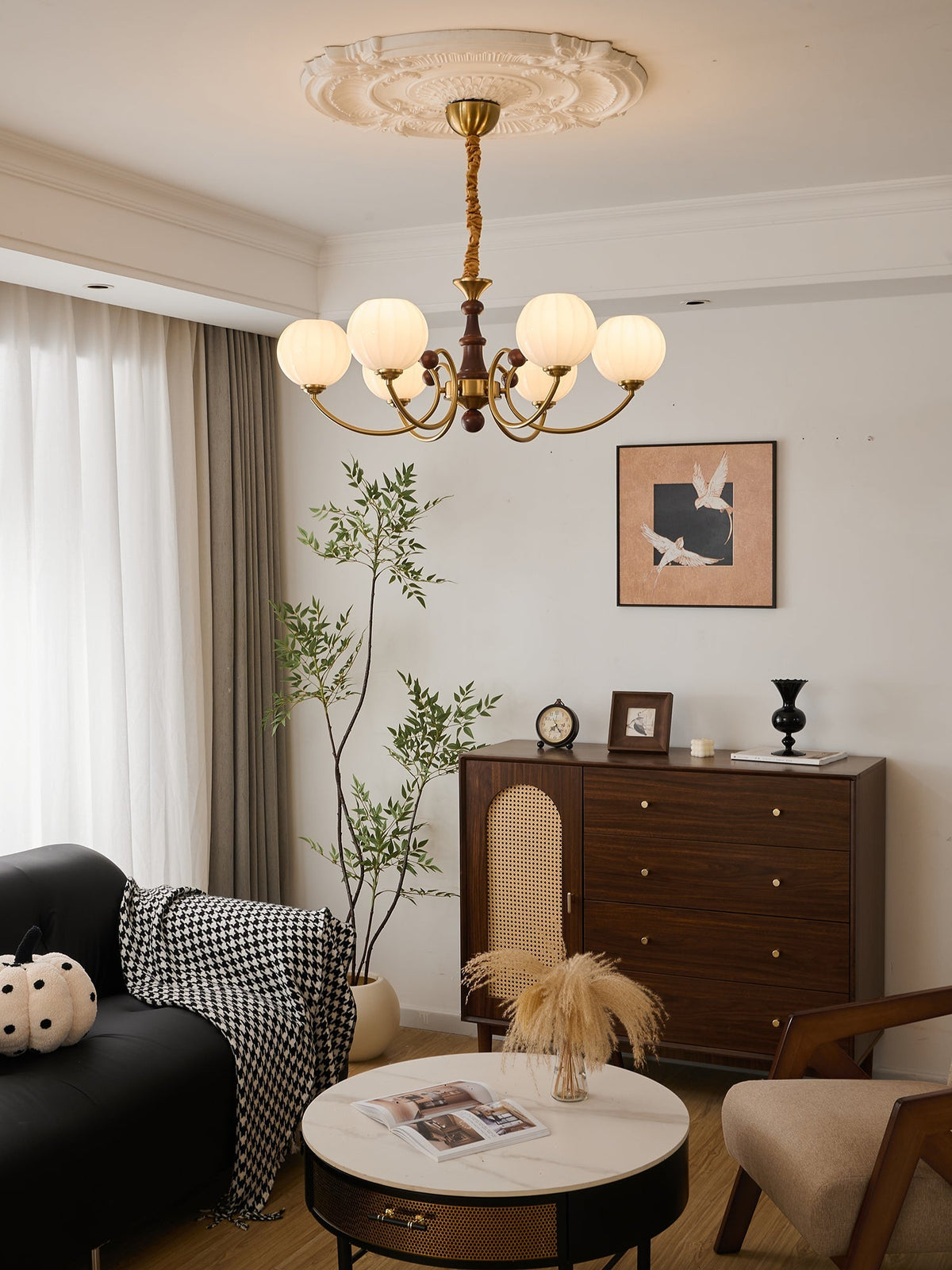 Omirara Kronleuchter im Vintage-Stil aus Holz mit traditionellem Eleganzcharakter