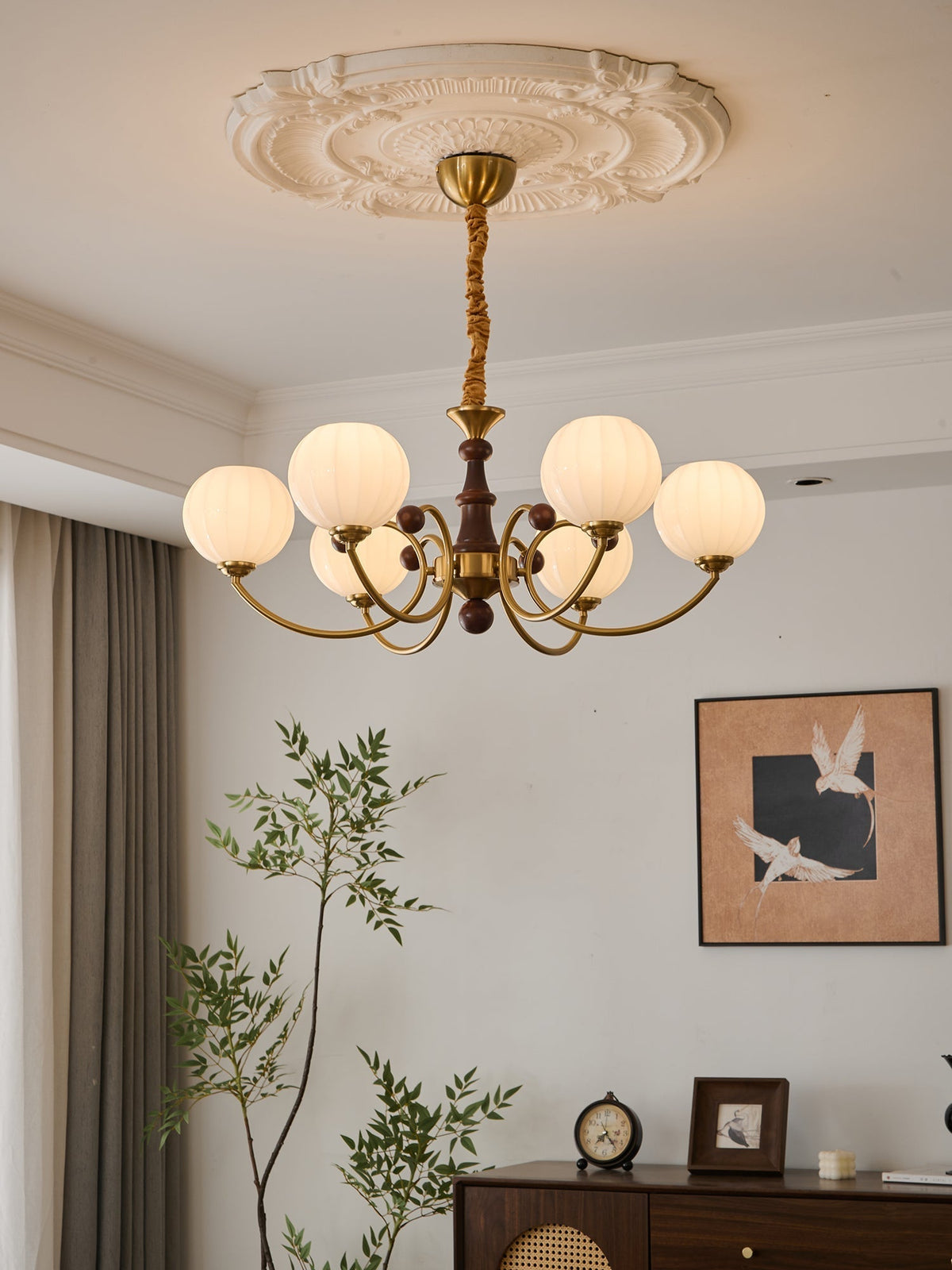 Omirara Kronleuchter im Vintage-Stil aus Holz mit traditionellem Eleganzcharakter