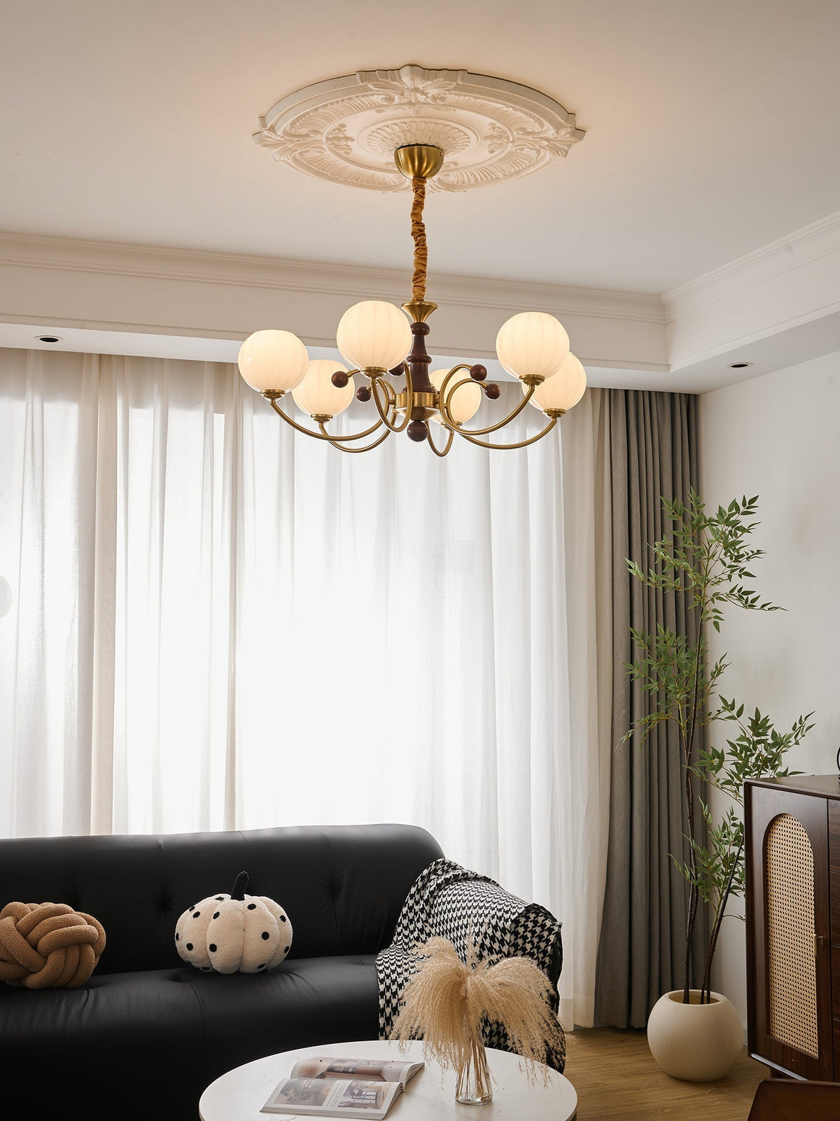 Omirara Kronleuchter im Vintage-Stil aus Holz mit traditionellem Eleganzcharakter