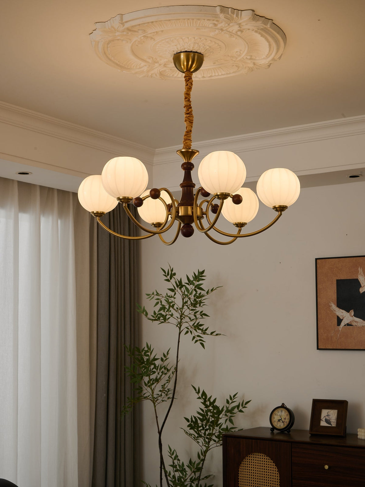 Omirara Kronleuchter im Vintage-Stil aus Holz mit traditionellem Eleganzcharakter