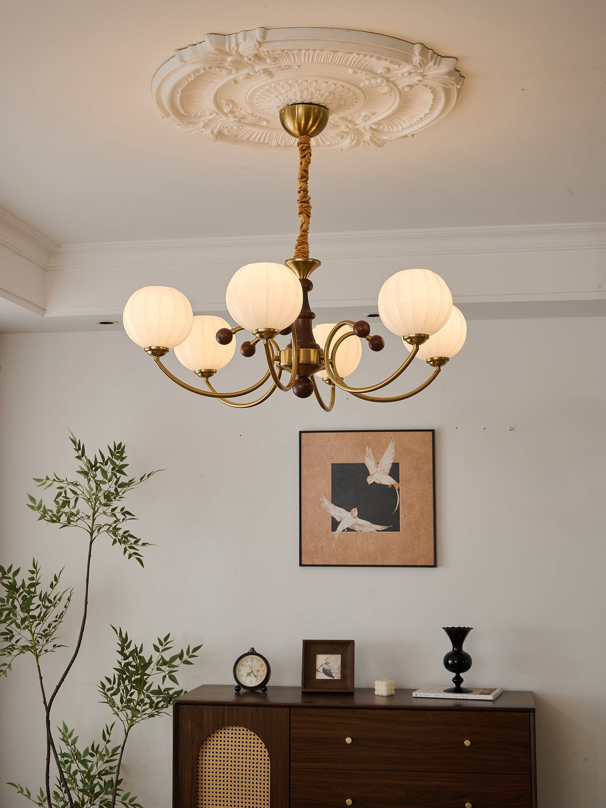 Omirara Kronleuchter im Vintage-Stil aus Holz mit traditionellem Eleganzcharakter